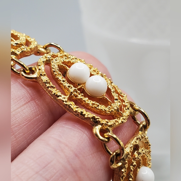 Vintage 50's Sarah Coventry SOFT SWIRL bracelet gold EXCELLENT cond book piece - Picture 2 of 7